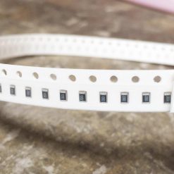 Resistor chip SMD 0805 YAGEO pada tape reel (foto contoh seri)